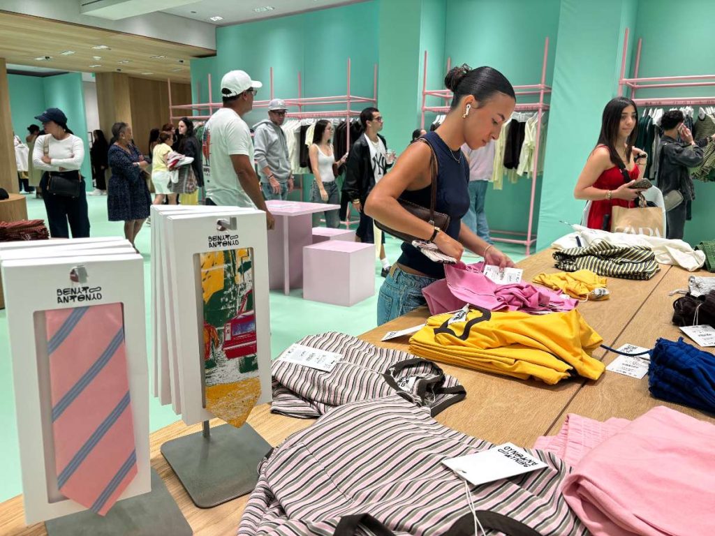 Personas observan las prendas de la nueva colección exclusiva 'Benito Antonio' este martes, en la tienda de la marca española Zara en el centro comercial Plaza Las Américas de San Juan (Puerto Rico).