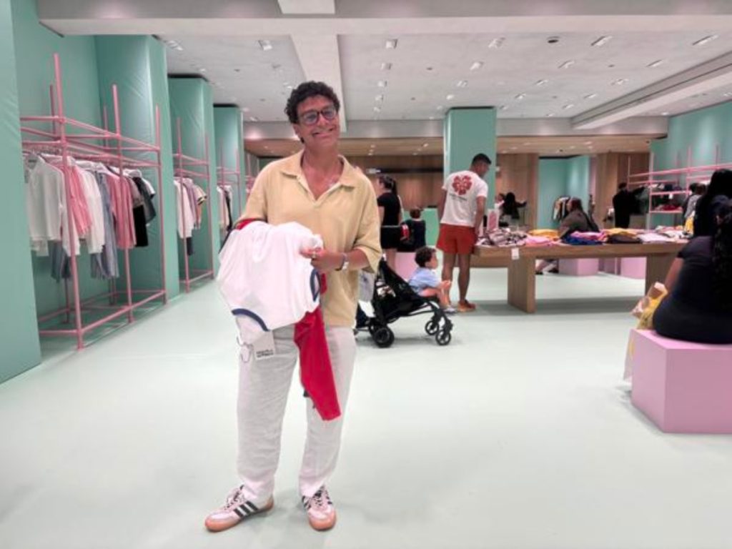 Miguel Francisco Mercado posa con la ropa escogida de la nueva colección exclusiva 'Benito Antonio' este martes, en la tienda de la marca española Zara en el centro comercial Plaza Las Américas de San Juan (Puerto Rico).
