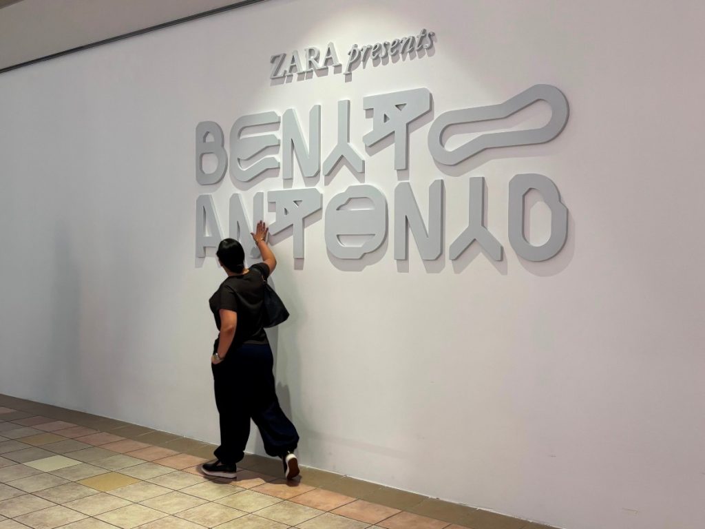 Una persona observa el logo de la nueva colección exclusiva 'Benito Antonio'