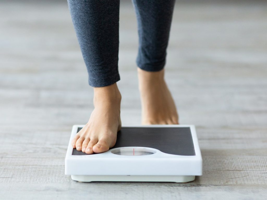 Mantener un peso saludable a largo plazo es clave para reducir riesgos asociados a la obesidad, más allá de lo que indica la balanza.