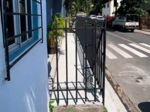 Estructuras instaladas sin autorización fueron removidas para liberar el paso peatonal en la capital.