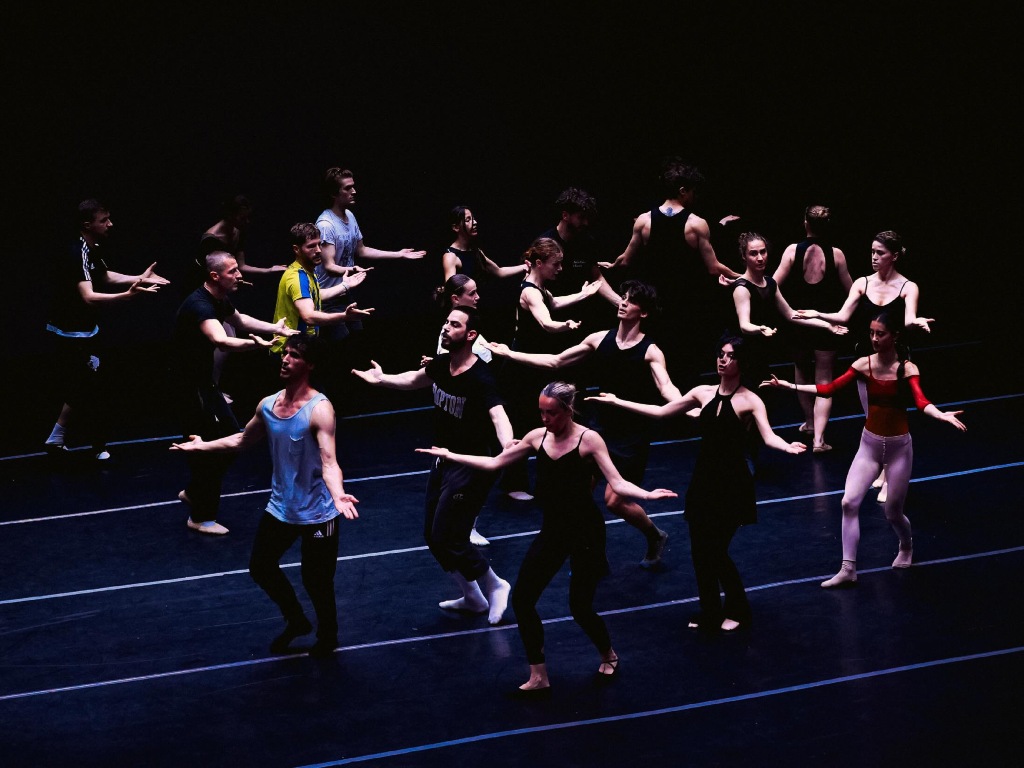 Los bailarines del Ballet Nacional de Kosovo realizan sus ensayos previos en San Salvador antes de la gala.
