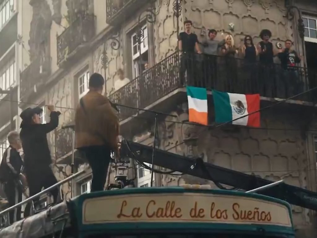 La banda irlandesa reunió a fans en el Centro Histórico durante la filmación de su nuevo video musical.