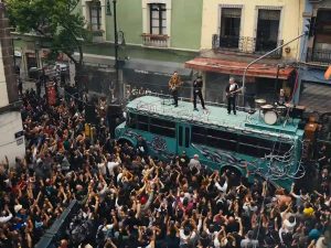 U2 grabó en Ciudad de México el video de Street of Dreams, tema vinculado a su nueva etapa musical.