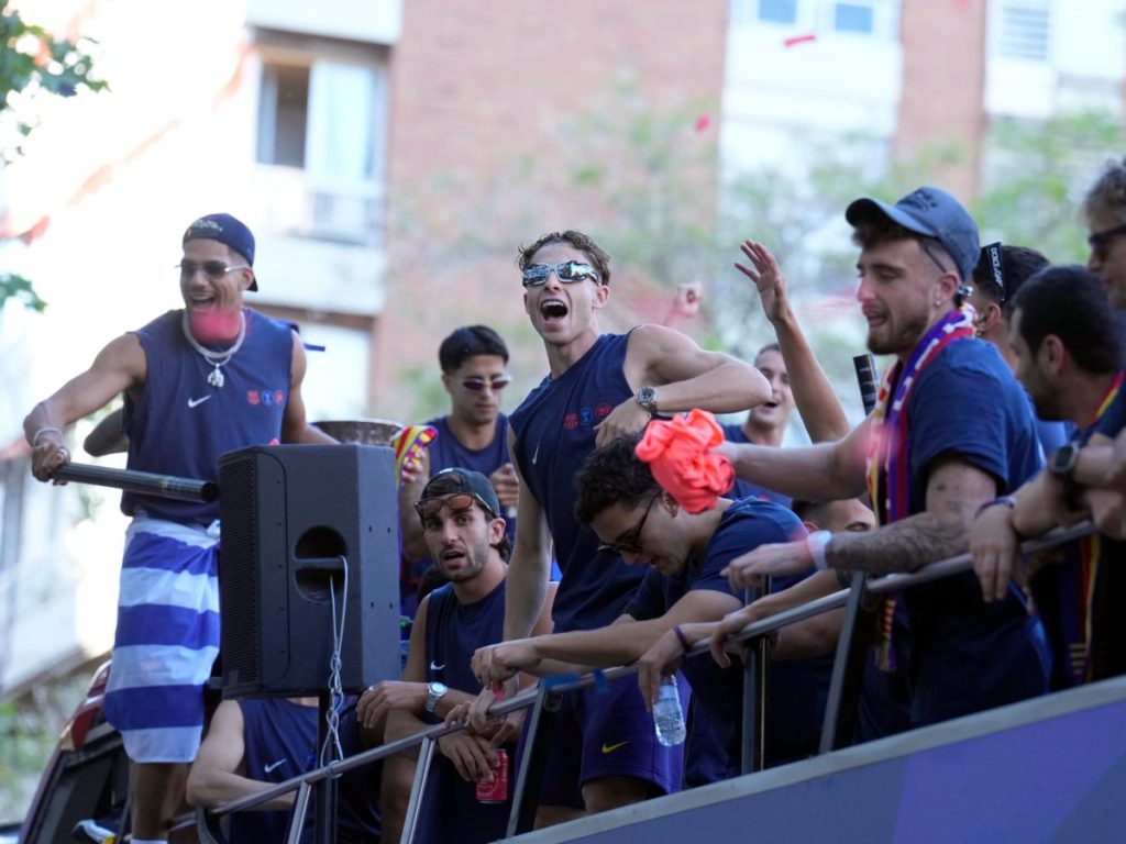 El jugador del FC Barcelona Fermín López (c) junto a varios de sus compañeros durante la rúa con la que el equipo azulgrana festeja con su afición la consecución del título de campeón de LaLiga. EFE