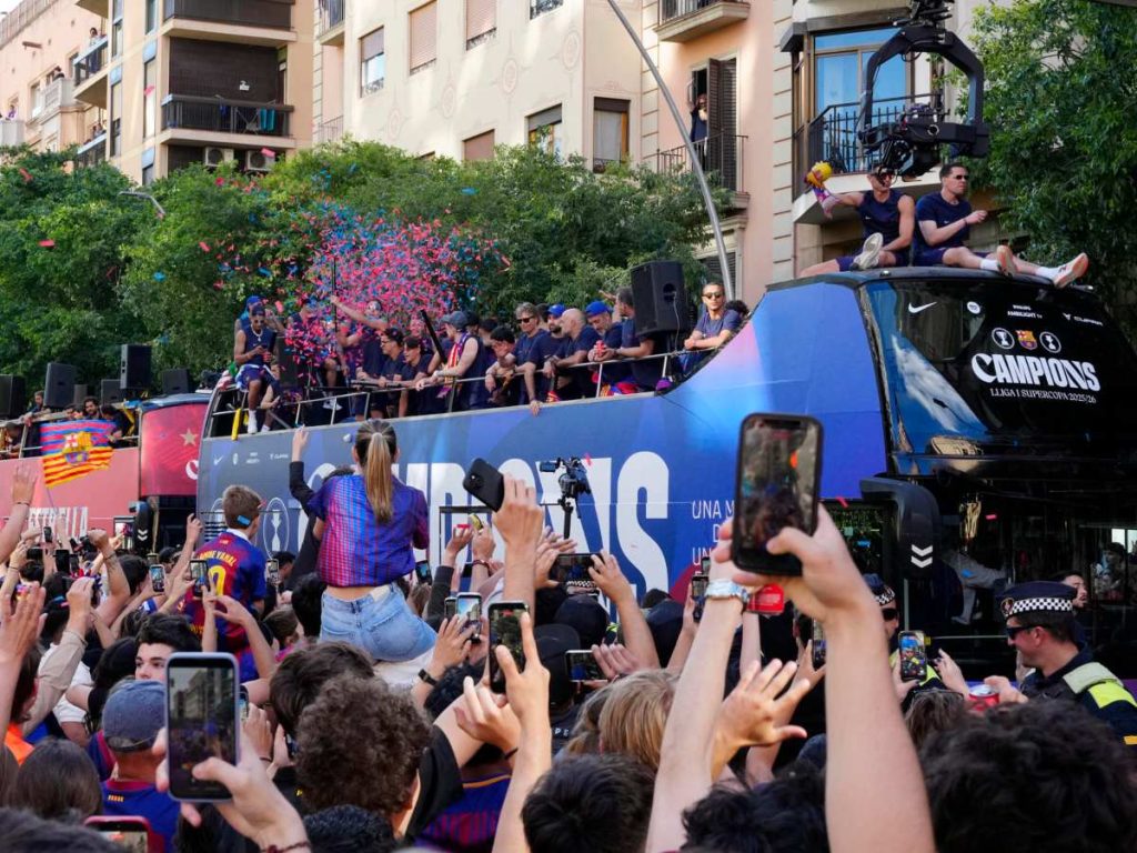 Los jugadores del FC Barcelona durante el desfile con el que el equipo azulgrana festeja con su afición la consecución del título de campeón de LaLiga. EFE