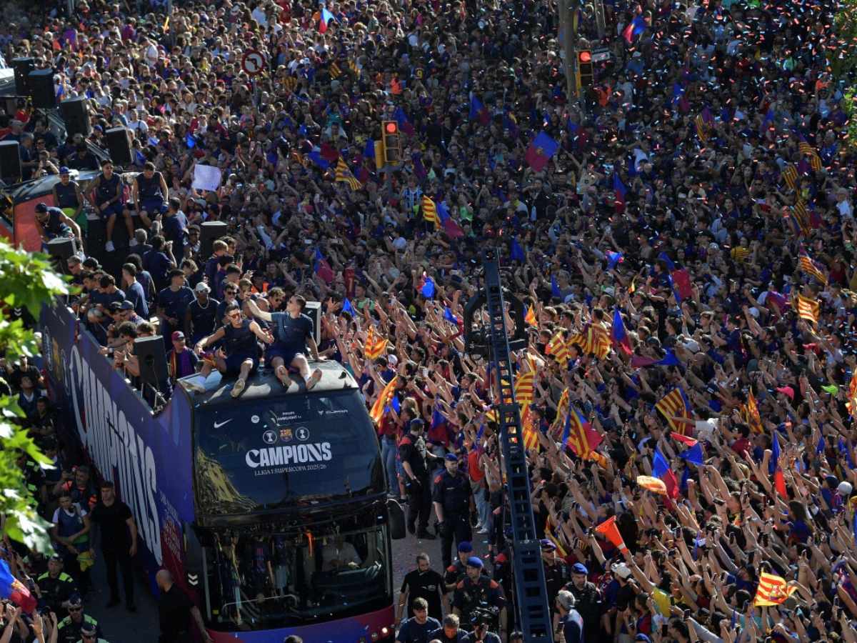 Los jugadores del FC Barcelona durante el desfile con el que el equipo azulgrana festeja con su afición la consecución del título de campeón de LaLiga. EFE