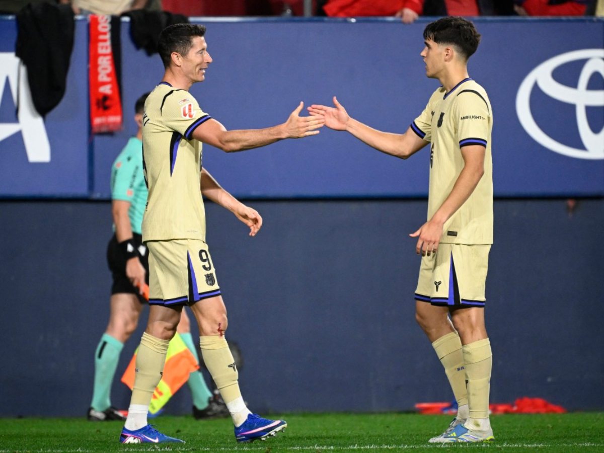 Robert Lewandowski (izq.) celebra su gol con el Osasuna. Foto AFP