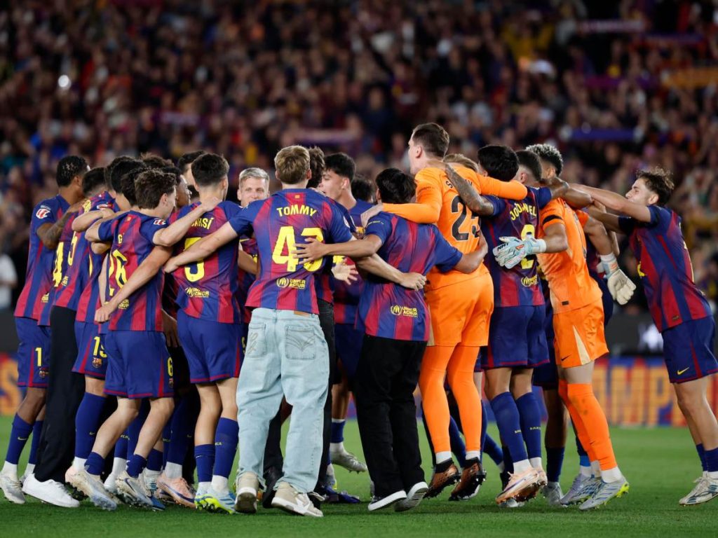Jugadores del Barcelona celebran la victoria en el Clásico y el título de liga. Foto AFP