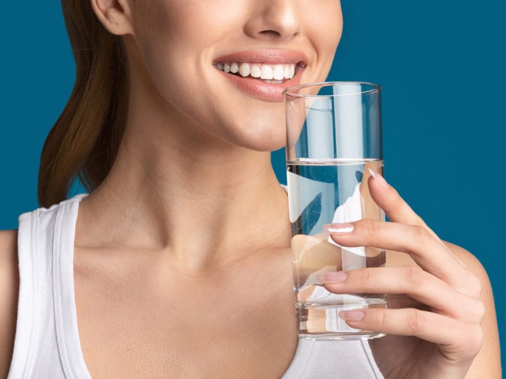 Beber suficiente agua y no aguantar las ganas de orinar ayuda a prevenir infecciones urinarias de repetición.