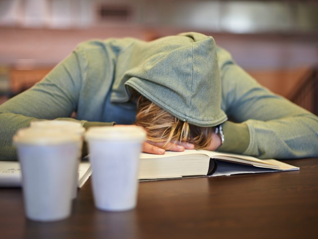 El abuso de estimulantes y la falta de descanso pueden afectar la salud durante la temporada de pruebas académicas.