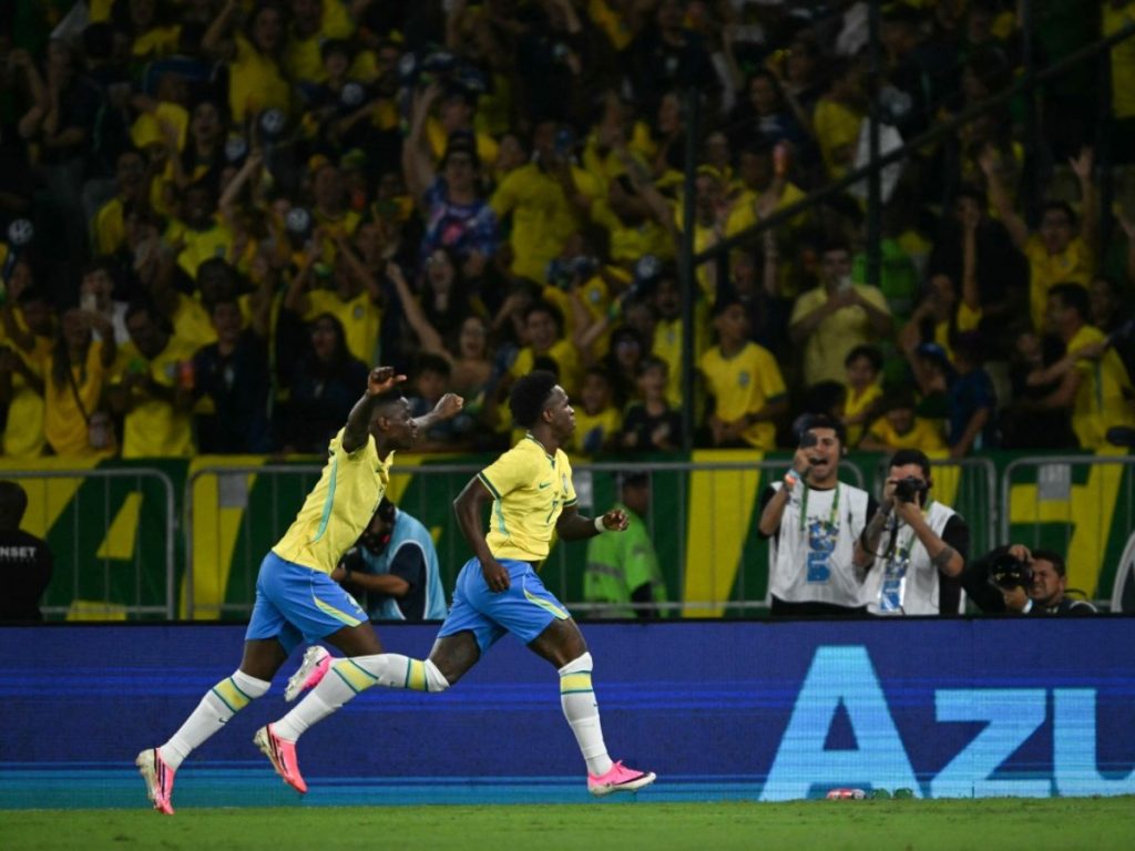 Vinicius (izq.) celebra su gol ante Panamá. Foto AFP