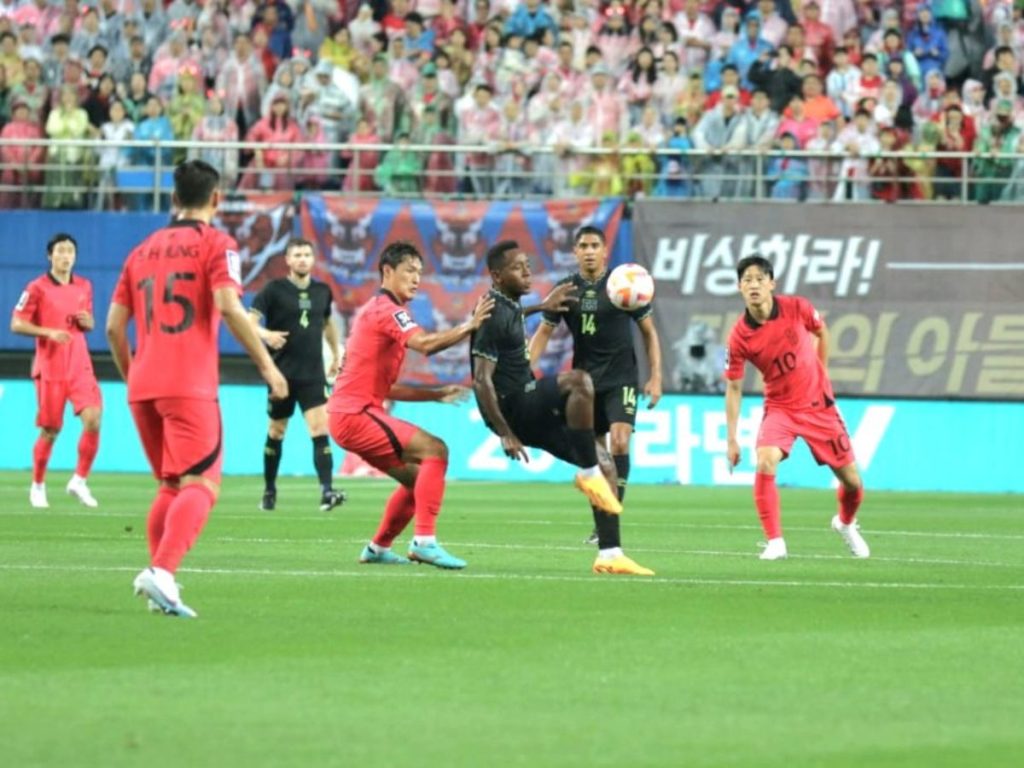 Brayan Gil controlando el balón ante defensa de Corea del Sur. Foto Cortesía FESFUT