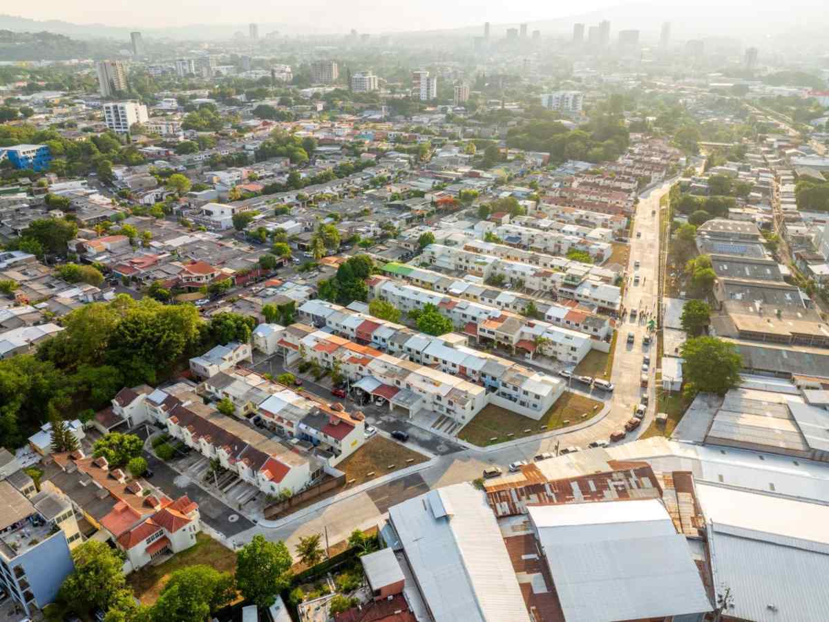 Vista aérea de Brisas de San Francisco, donde se entregaron obras de mitigación para reducir riesgos en la residencial.