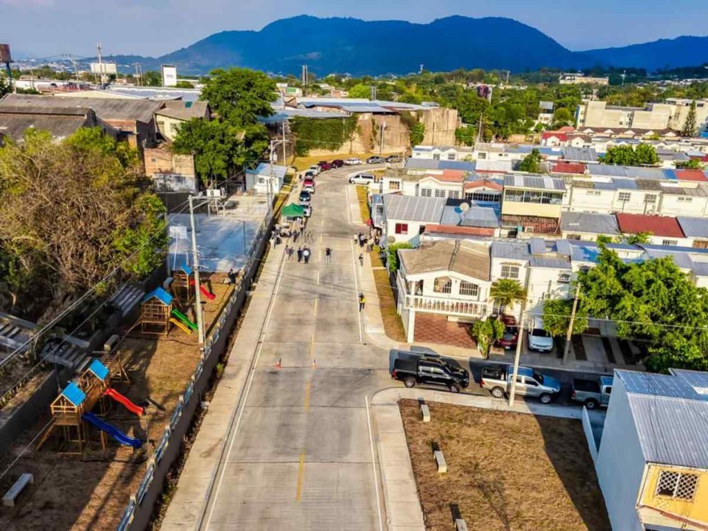 La intervención incluyó una nueva calle principal y recuperación de espacios comunitarios para las familias del sector.