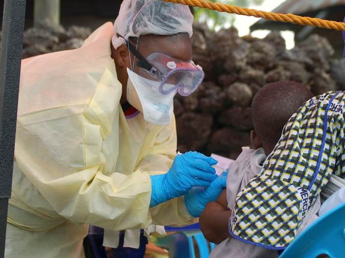 Personal médico y equipos de emergencia trabajan en la contención del nuevo brote de ébola en la provincia de Ituri, República Democrática del Congo.