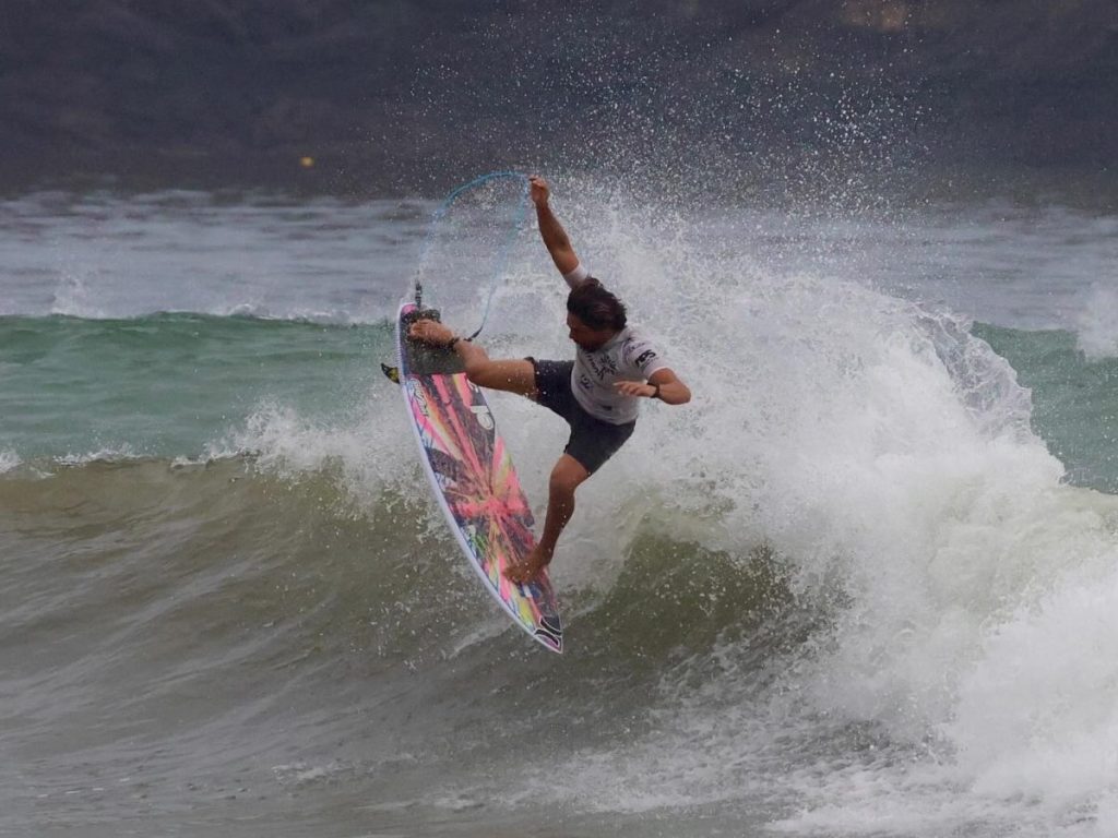 Bryan Pérez volverá a representar a El Salvador en la élite del surf mundial tras recibir una wild card para el Surf City El Salvador Pro 2026.