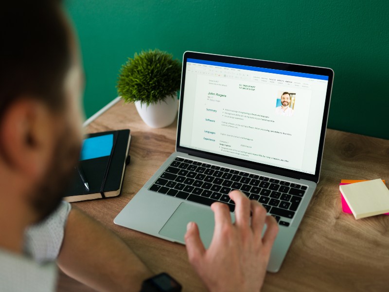 Una persona revisa ofertas laborales desde una plataforma digital de empleo.