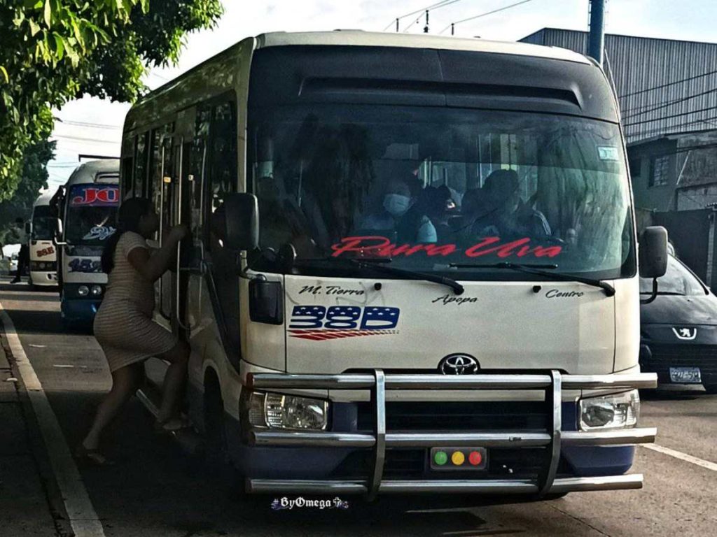 Varias rutas de buses y microbuses en San Salvador ofrecerán pasaje gratis a las madres este 10 de mayo como homenaje por el Día de la Madre. / Foto cortesía.
