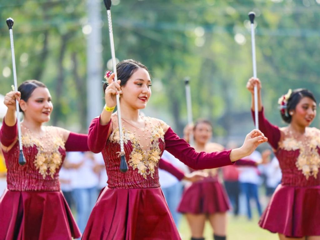 Cachiporritas llenan de ritmo y movimiento la jornada cultural, pensada para acercar nuevas expresiones a las familias salvadoreñas.
