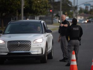Equipos de emergencia trabajan en Garden Grove para contener la fuga química en una planta industrial del condado de Orange.