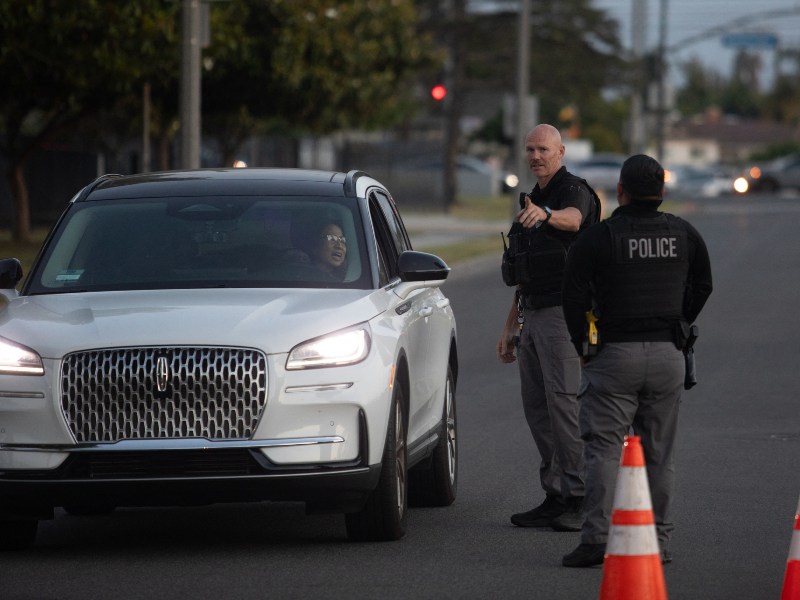 Equipos de emergencia trabajan en Garden Grove para contener la fuga química en una planta industrial del condado de Orange.