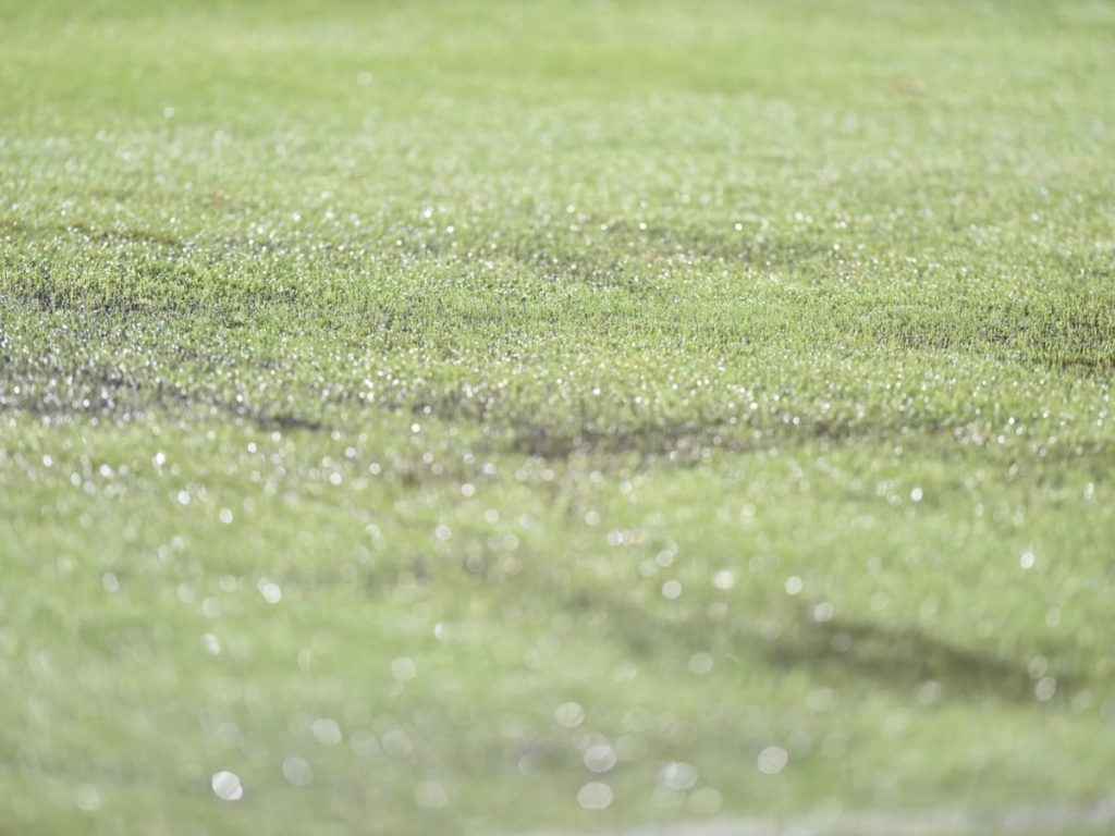 La cancha del estadio Jorge "Mágico" González se vio dañada por la fuerte tormenta que cayó en la capital. Foto Miguel Lemus