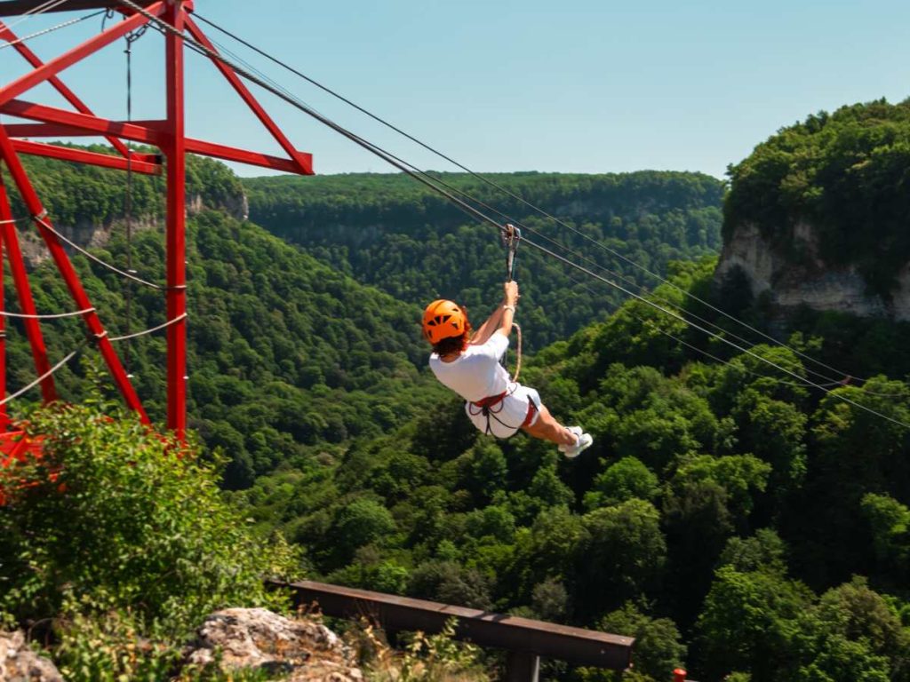 El turismo de aventura crece en la región con canopys que ofrecen velocidad, altura y vistas impresionantes.