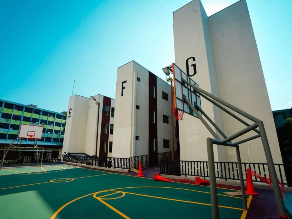 Además de los apartamentos, el complejo cuenta con locales comerciales para generar ingresos a las familias beneficiadas. Foto/ Cortesía