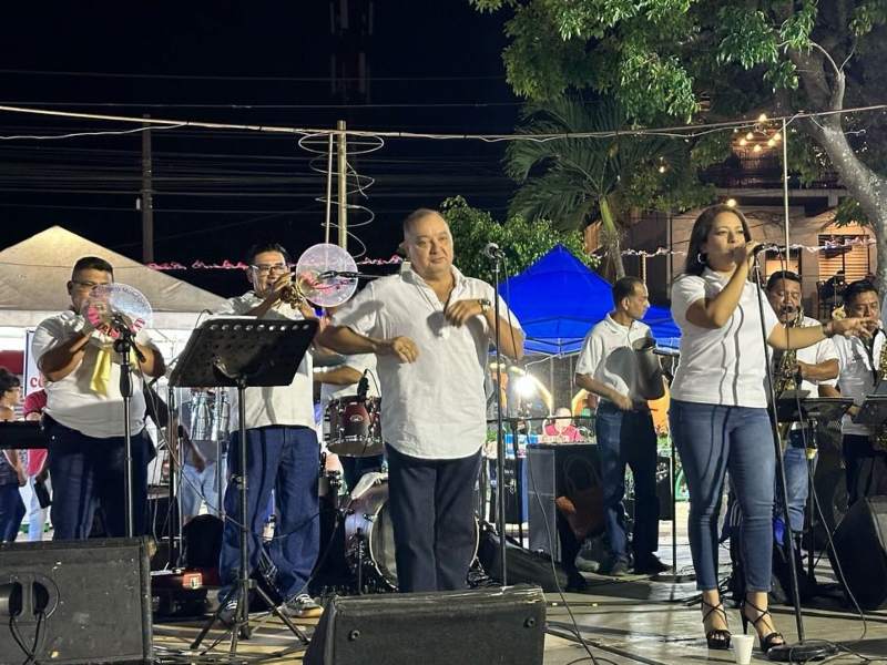 La Internacional Orquesta Amigos Band interpreta música bailable como cumbia, salsa, bachata y merengue.