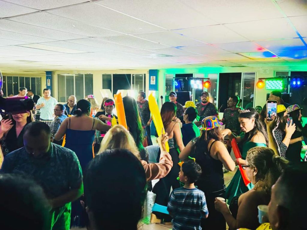 El Salón de Usos Múltiples está ubicado en el quinto nivel del Parqueo Municipal y tiene capacidad para unas 400 personas.