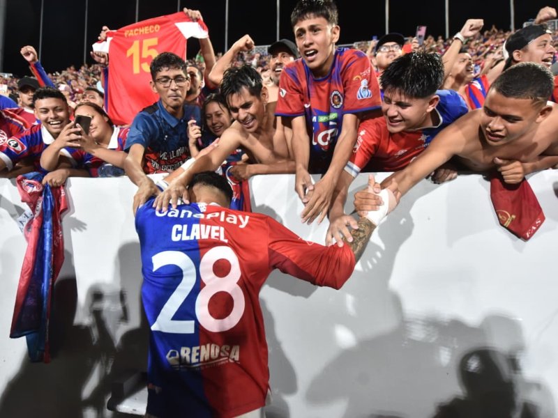 Un jugador de FAS celebra con intensidad junto a la afición tigrilla durante la final del Clausura 2026.