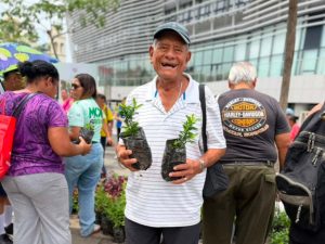 El Ministerio de Obras Públicas mantiene una jornada de entrega gratuita de árboles y plantas en el Centro Histórico de San Salvador como parte de la iniciativa MOP Verde. Foto/ Cortesía