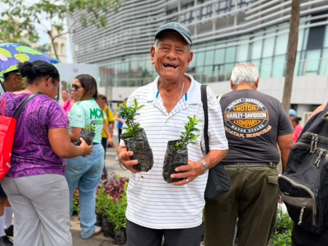 El Ministerio de Obras Públicas mantiene una jornada de entrega gratuita de árboles y plantas en el Centro Histórico de San Salvador como parte de la iniciativa MOP Verde. Foto/ Cortesía