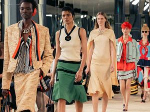 Siluetas fluidas, capas ligeras y acentos vibrantes marcan el paso de Chanel: elegancia relajada donde lo artesanal dialoga con una modernidad audaz.