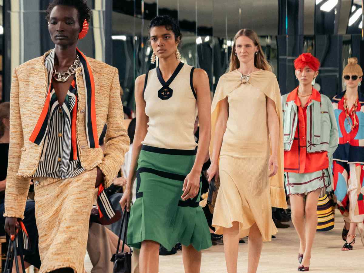 Siluetas fluidas, capas ligeras y acentos vibrantes marcan el paso de Chanel: elegancia relajada donde lo artesanal dialoga con una modernidad audaz.