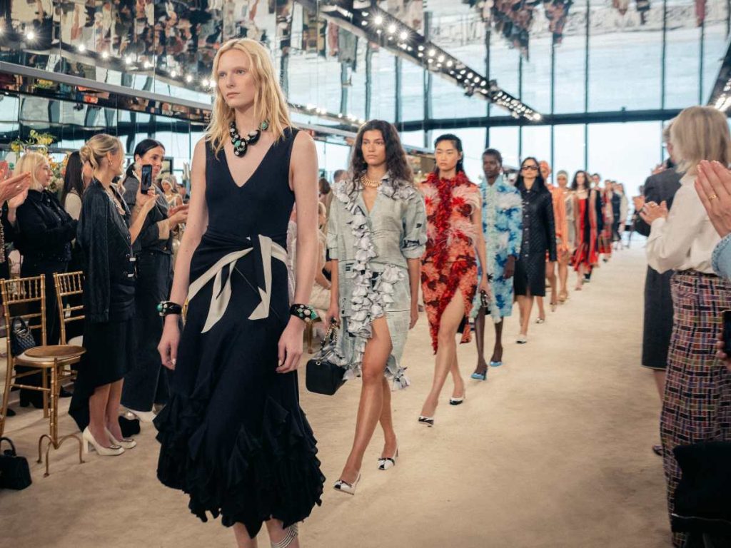 El vestido negro se reinventa con movimiento y carácter, liderando una pasarela donde volúmenes, texturas y color dialogan en perfecta armonía contemporánea.