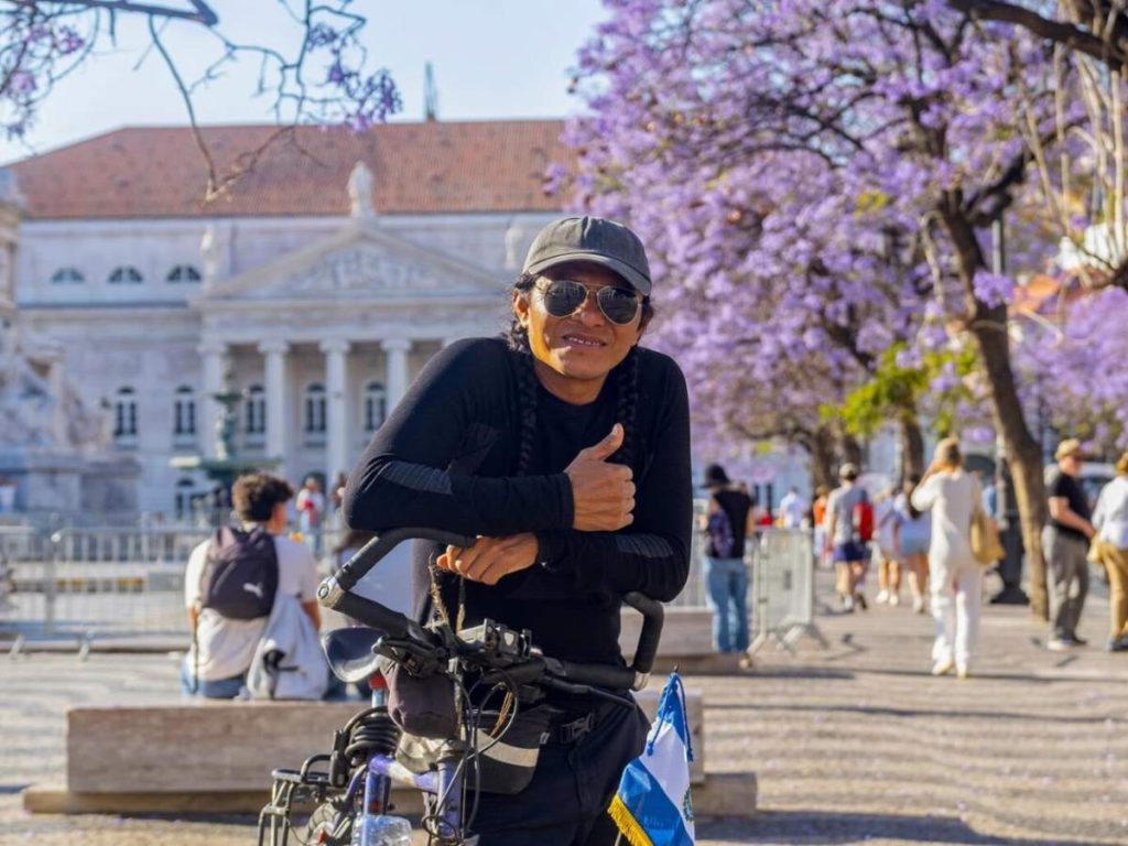 José Gabriel Ruiz Pérez lleva la bandera salvadoreña en cada etapa de su recorrido por Europa y Asia.