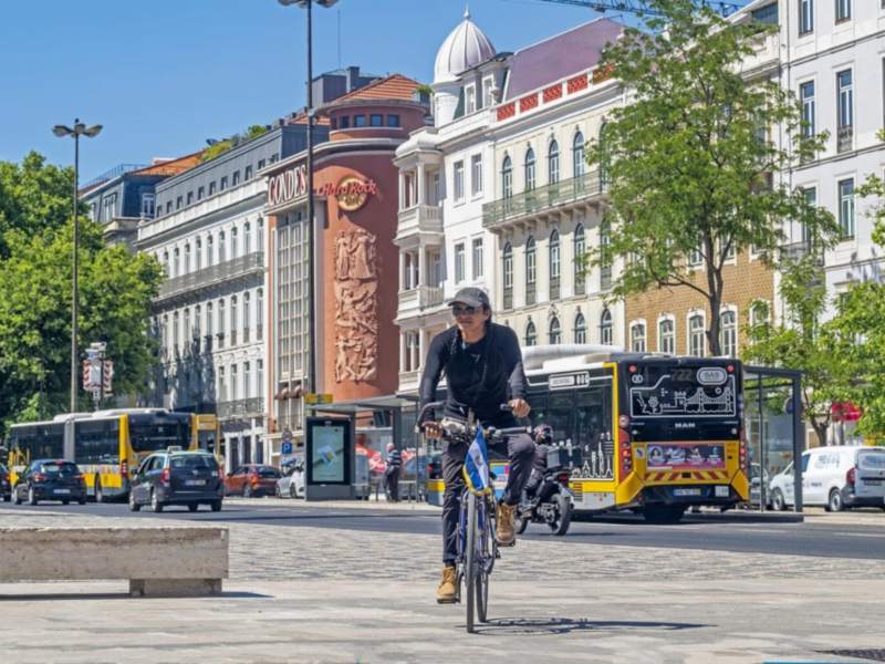 “Chepe” Ruiz durante su paso por Lisboa, Portugal, como parte de su travesía mundial en bicicleta. Foto / Cortesía Embajada de El Salvador en Portugal.