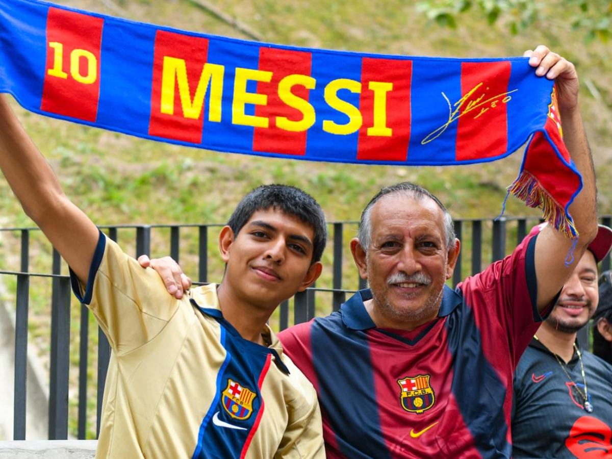 Así se vivió el Clásico entre Barcelona y Real Madrid en el cine al aire libre en San Salvador