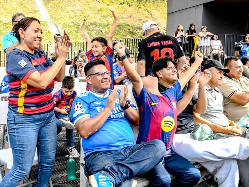 Aficionados se reunieron en el cine al aire libre para ver el Clásico entre Real Madrid y Barcelona.