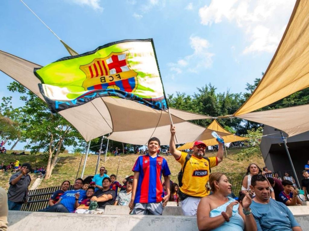 Aficionados del Barcelona celebran los goles durante el Clásico en el cine al aire libre.