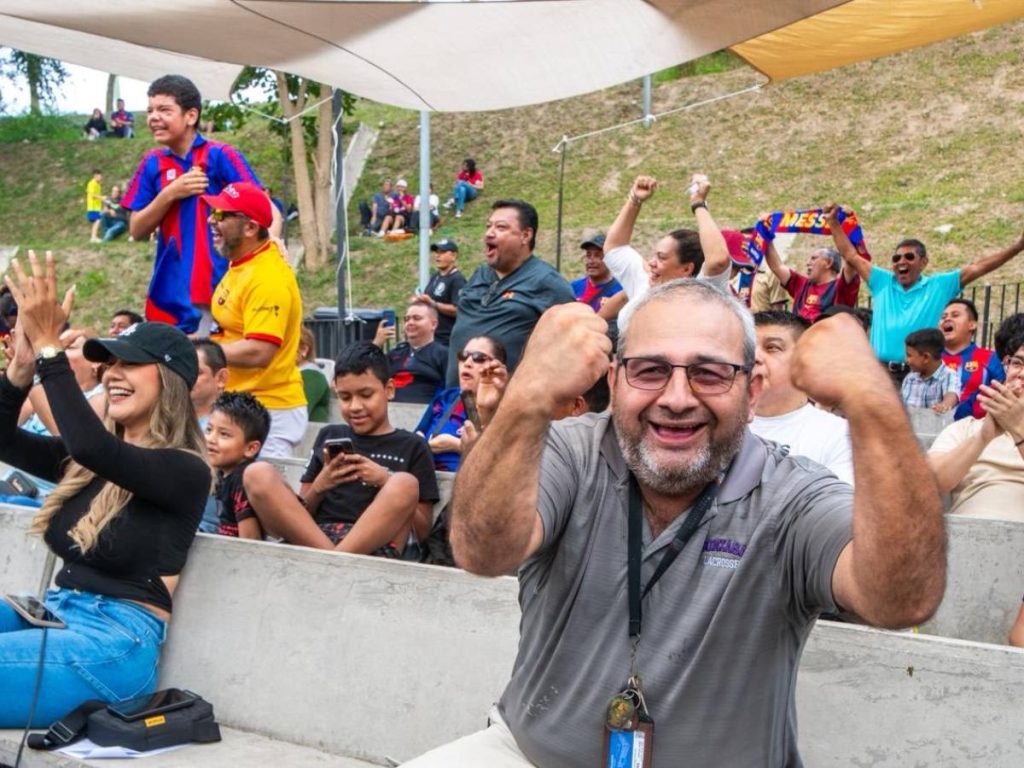 La afición celebró los goles del Clásico desde el bulevar Monseñor Romero.