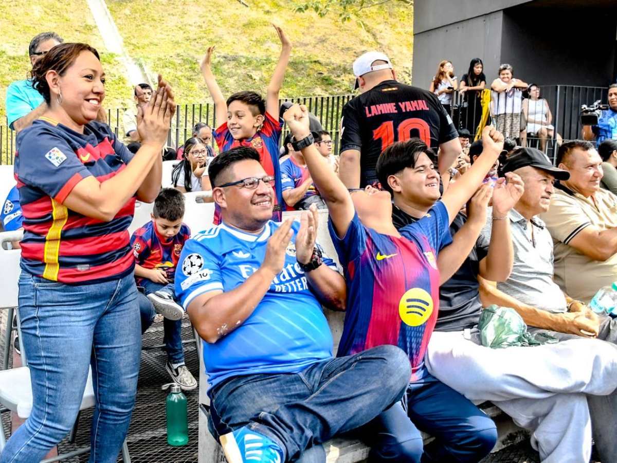 Aficionados se reunieron en el cine al aire libre para ver el Clásico entre Real Madrid y Barcelona.