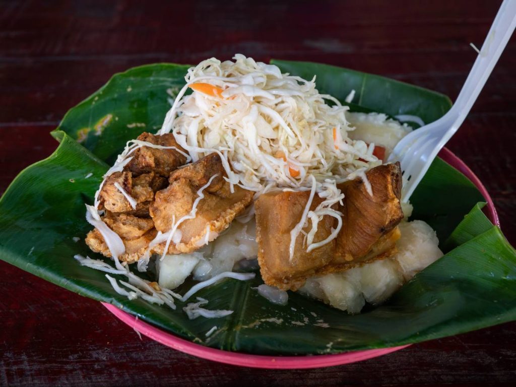 El vigorón es un plato típico nicaragüense elaborado con cerdo, yuca y ensalada, muy ligado a la tradición culinaria de Granada.