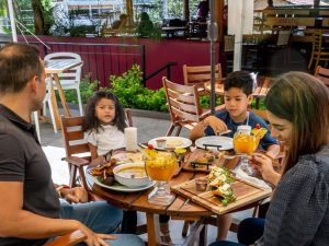 Restaurante Relajo ofrece una variedad de antojitos típicos salvadoreños ideales para compartir. Foto/ Cortesía