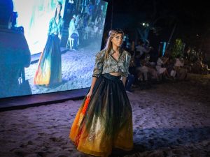 La pasarela en Costa del Sol elevó el diseño salvadoreño con siluetas fluidas, color y piezas de alto impacto visual.