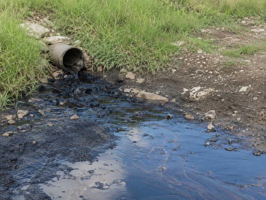 contaminación-ambiental-derrame de residuo