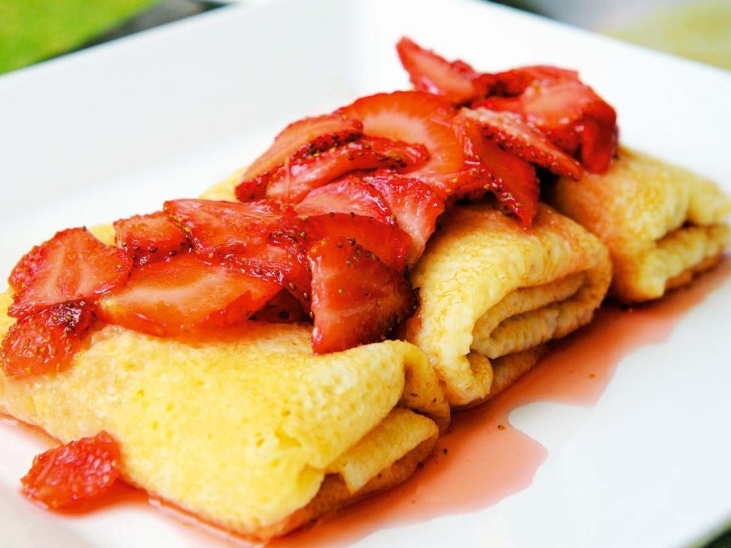 Crepas de queso con salsa de fresas