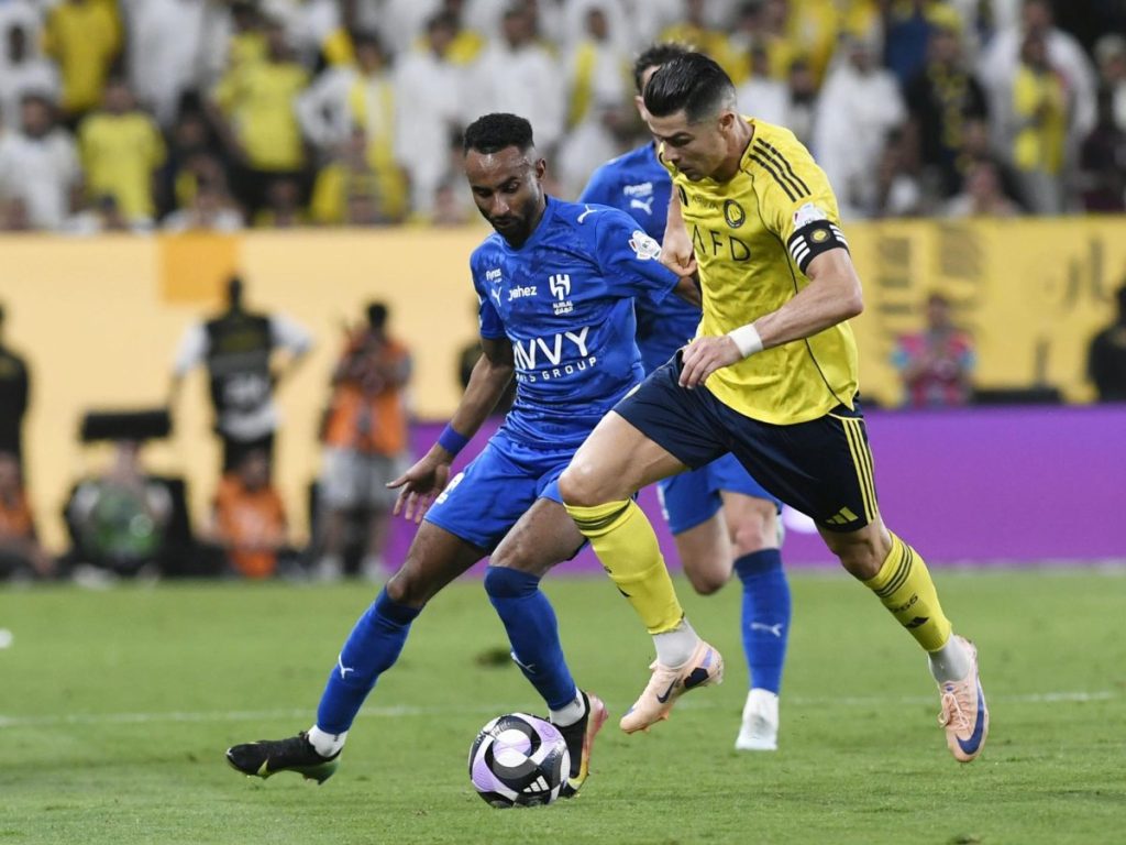 Cristiano Ronaldo (der.) contra defensa del Al Hilal. Foto EFE